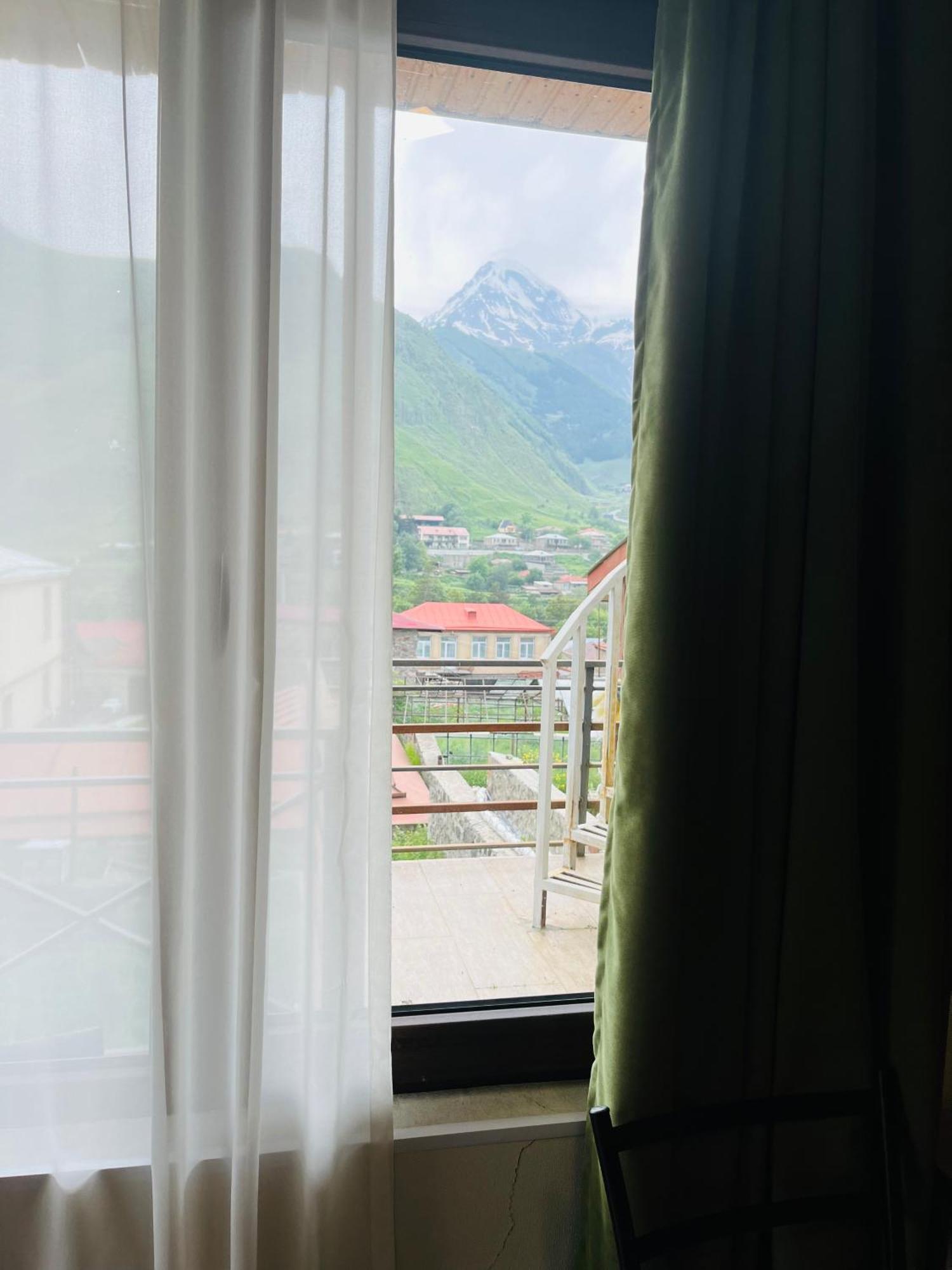 Soso Burduli's Guesthouse Kazbegi Extérieur photo