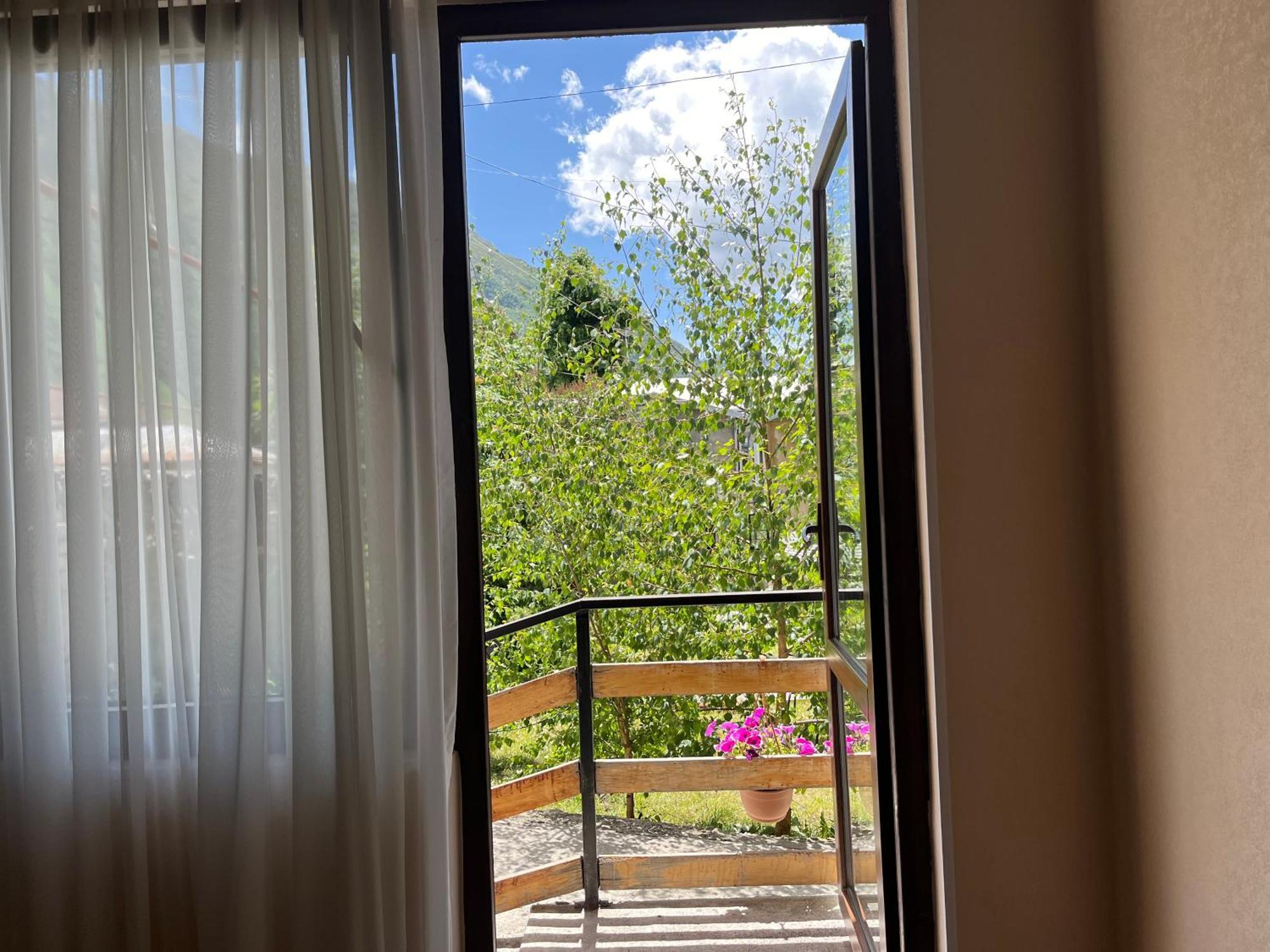 Soso Burduli's Guesthouse Kazbegi Extérieur photo