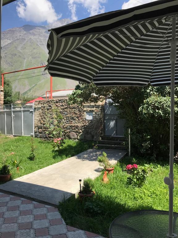 Soso Burduli's Guesthouse Kazbegi Extérieur photo